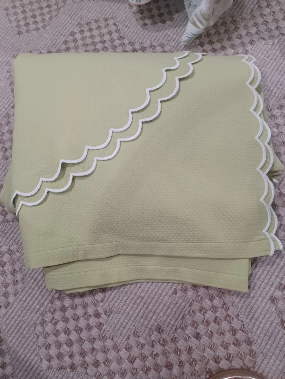 Matouk KING Spring Green Matelasse Coverlet White Scalloped Edge